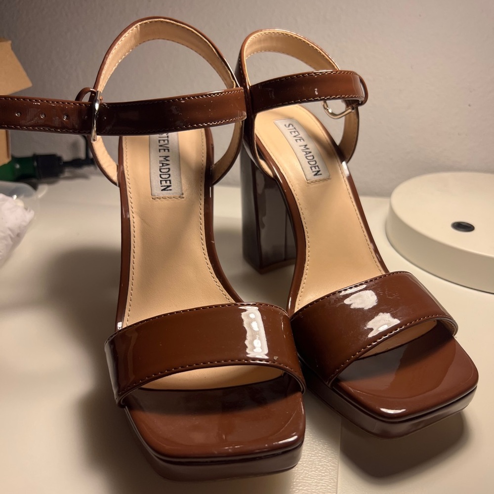 STEVE MADDEN BROWN PATENT PLATFORM HEELS